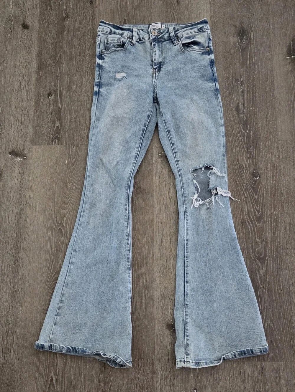 Rue21 Light Wash Flared Jeans with Knee Rip Size 6